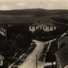 Bílsko - celkový pohled a škola - 1930 (sbírka V. Kollmanna, Litovel)
